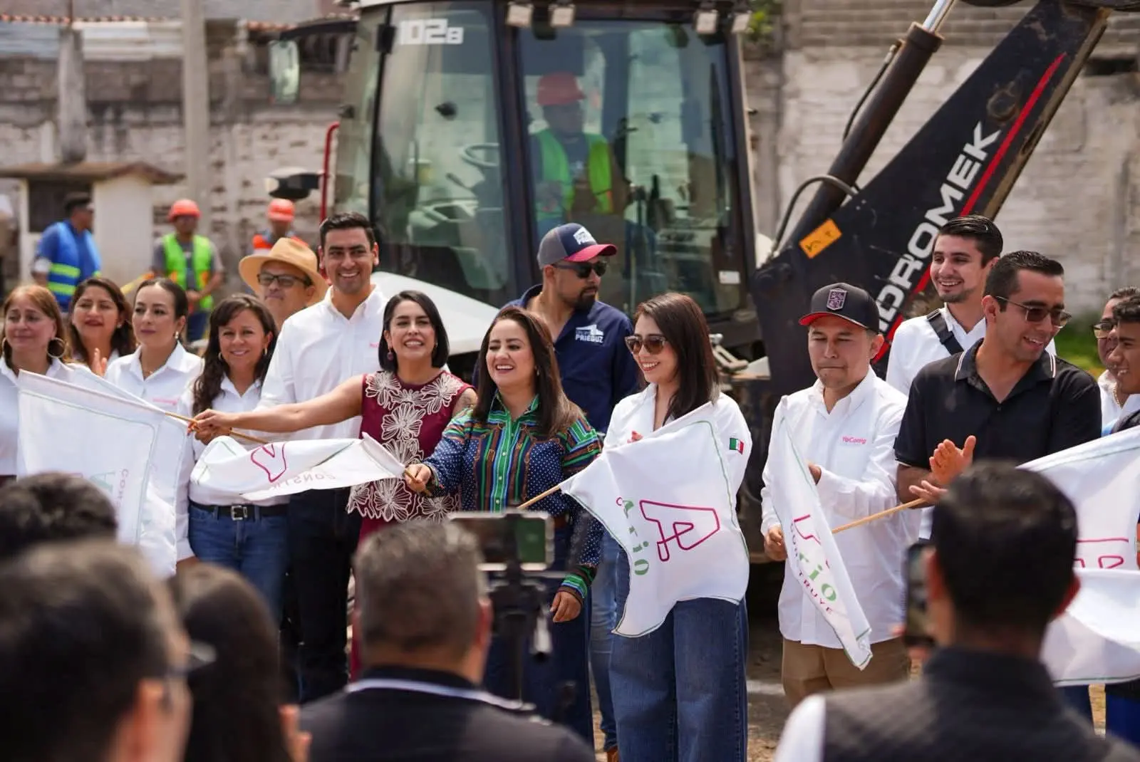 YOHANA MENDOZA Y GLADYS BUTANDA DAN BANDERAZO OFICIAL AL ARRANQUE DE OBRA DE LA “AMPLIACIÓN Y REMODELACIÓN DE LA UNIDAD DEPORTIVA DE ARIO DE ROSALES”