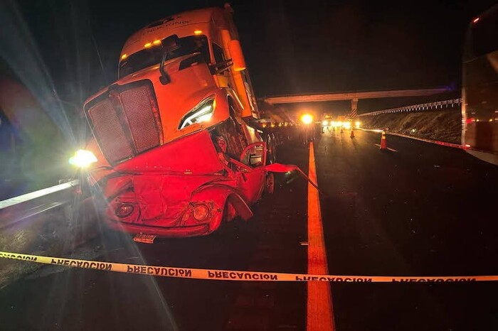 Zinapécuaro: Tráiler impacta a vocho que era remolcado en Autopista de Occidente; hay un muerto