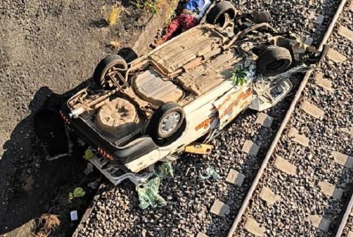 Ziracuaretiro: Taxi cae a vías del tren en San Andrés Coru