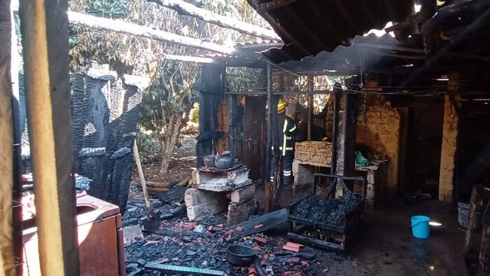 Zitácuaro: Se incendia casa de madera y lámina de cartón en San Miguel Chichimequillas